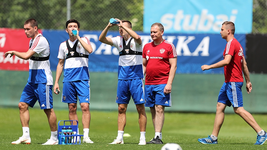 Футболисты сборной России