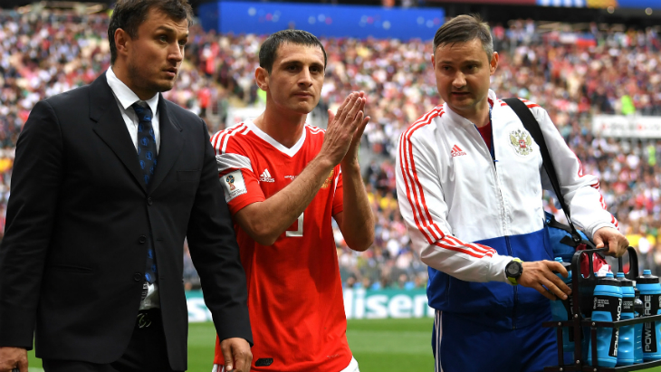 Алан Дзагоев (в центре)