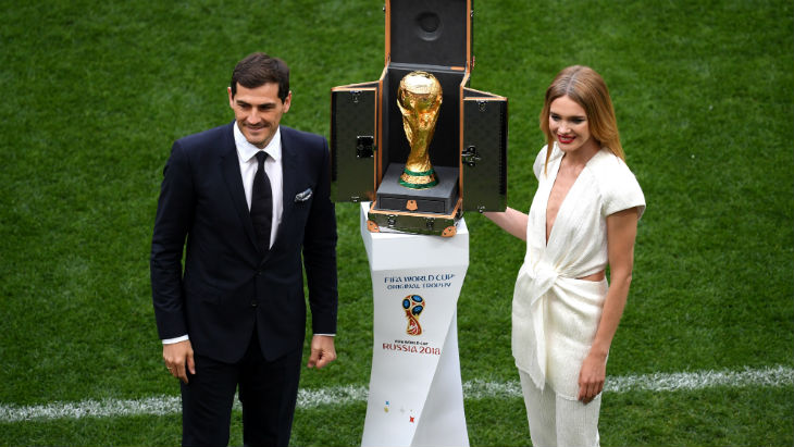 Икер Касильяс и Натялья Водянова с Кубком мира