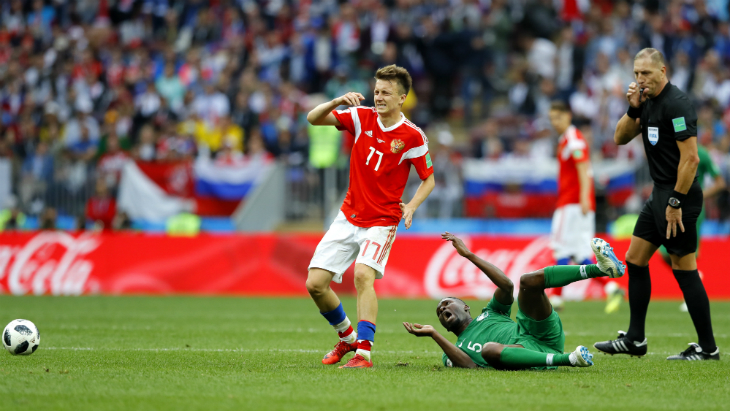 Александр Головин за секунды до получения карточки