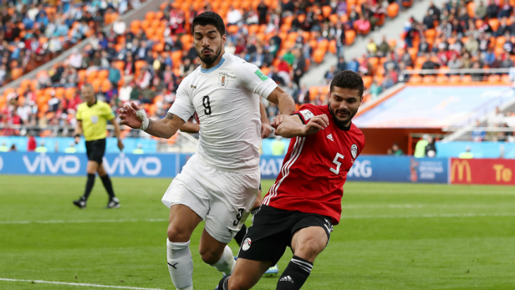 Луис Суарес (слева)