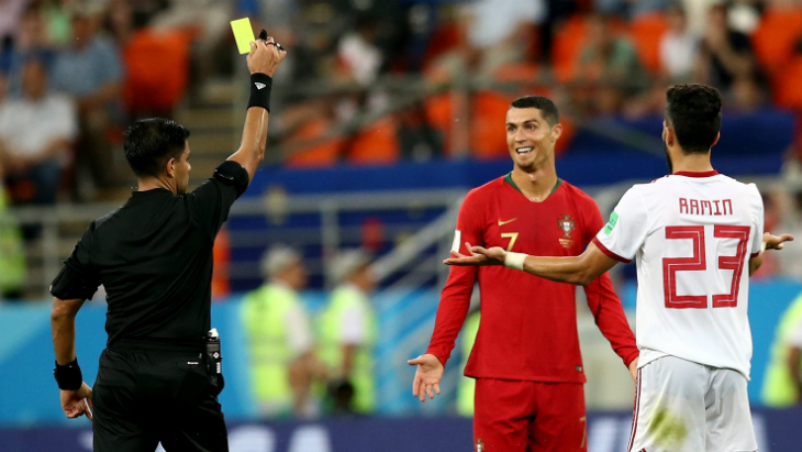 Роналду наказали, но не удалили