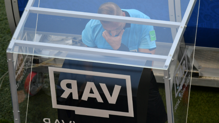 Арбитр пользуется системой VAR