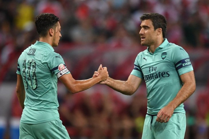 Месут Озил и Сократис Папастатопулос