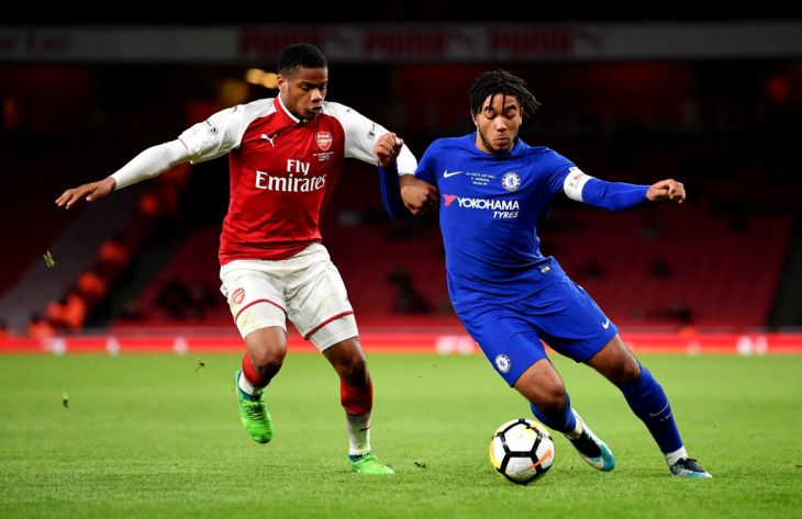 Рис Джеймс (справа)