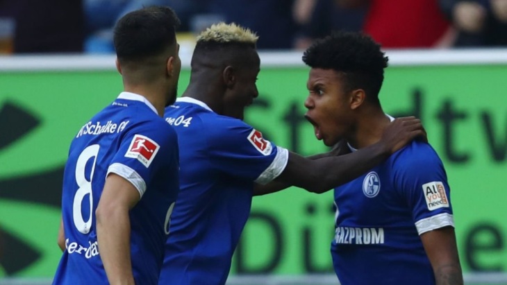 «Шальке» взял три очка