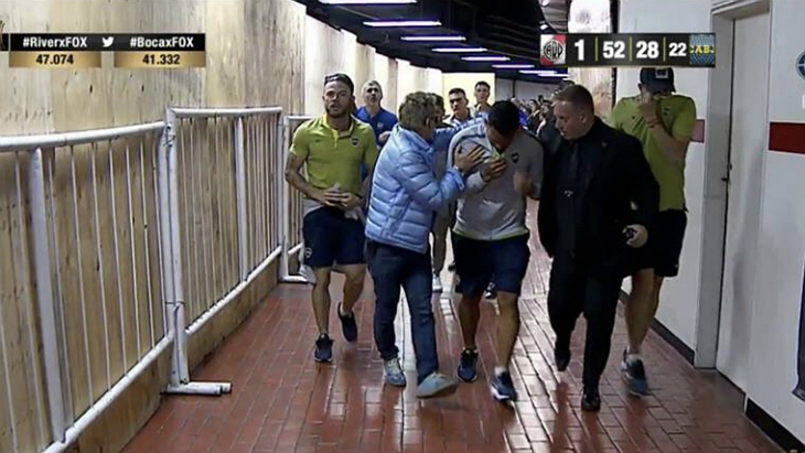 Карлос Тевес пострадал от слезоточивого газа