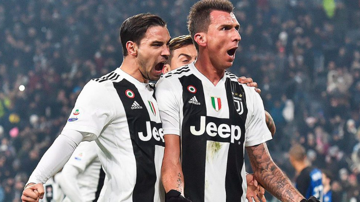 Манджукич (справа) снова сыграл решающую роль в большом матче