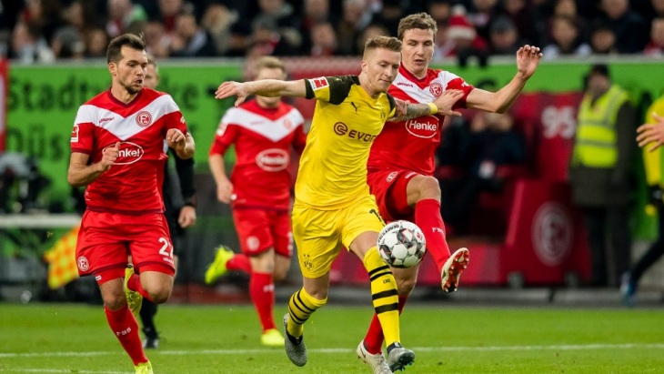 Дортмундцы остались на первом месте в Бундеслиге
