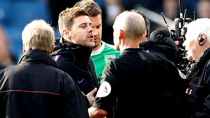 Маурисио Почеттино атакует рефери Майка Дина