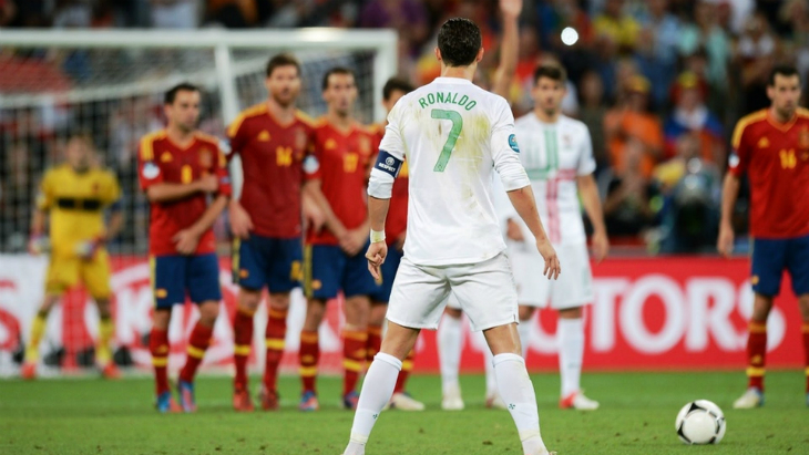 Криштиану Роналду исполняет стандарт