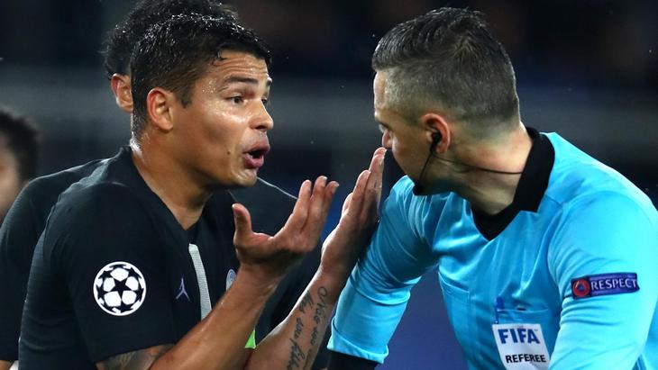 Тьяго Силва спорит с Дамиром Скоминой