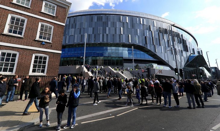 Болельщики возле стадиона