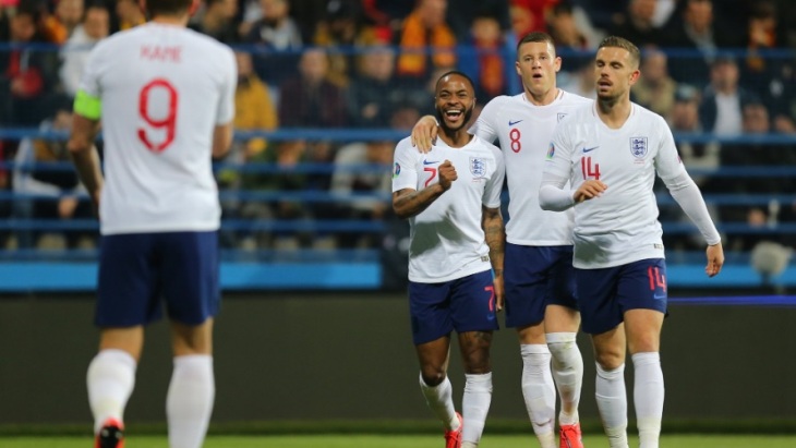 Англичане пропустили первыми