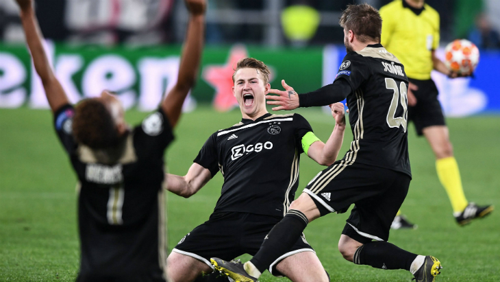 Маттиас Де Лигт празднует выход в полуфинал