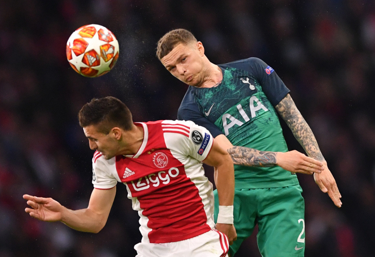 Киран Триппьер в игре с «Аяксом»