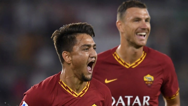 Дженгиз Ундер и Эдин Джеко на заднем плане