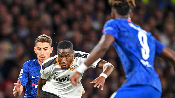 Абрахам (справа) не справился с опытной обороной «Валенсии»