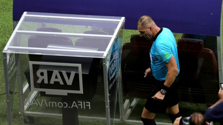 В Саудовской Аравии сотрудник стадиона отключил ВАР для зарядки телефона