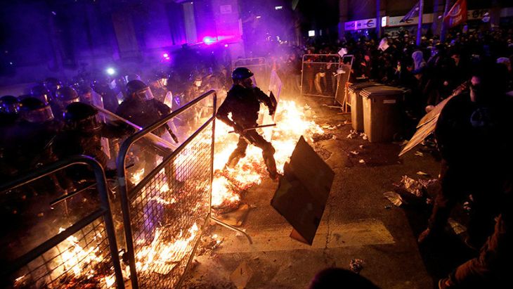 Люди ведут борьбу с полицией