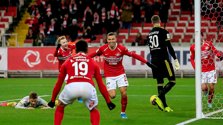 Ларссон празднует гол