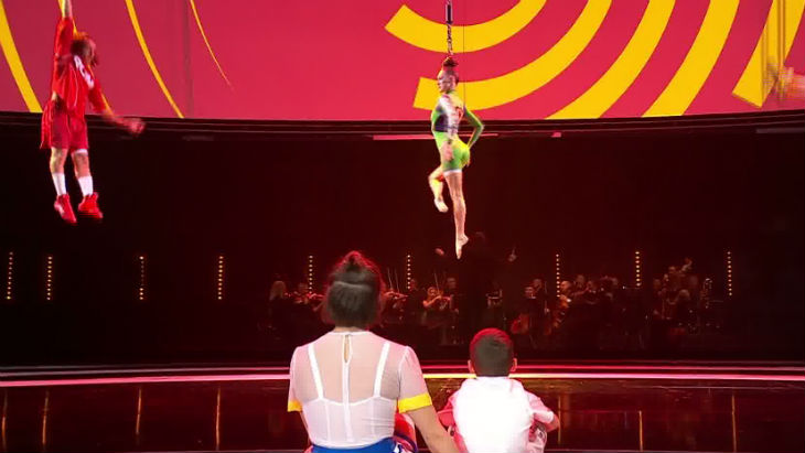 Да, девушку поднимают за волосы. 