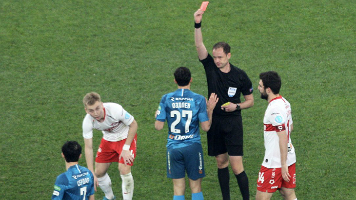 Оздоев оставил «Зенит» в меньшинстве