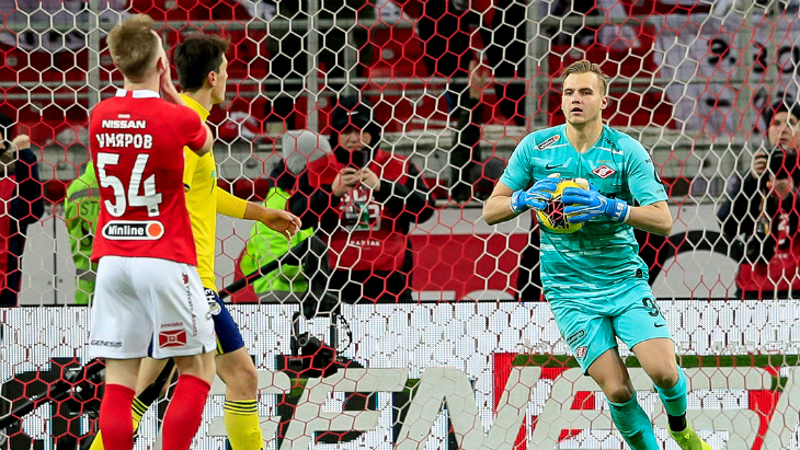 Максименко взял пенальти, но пропустил четыре мяча