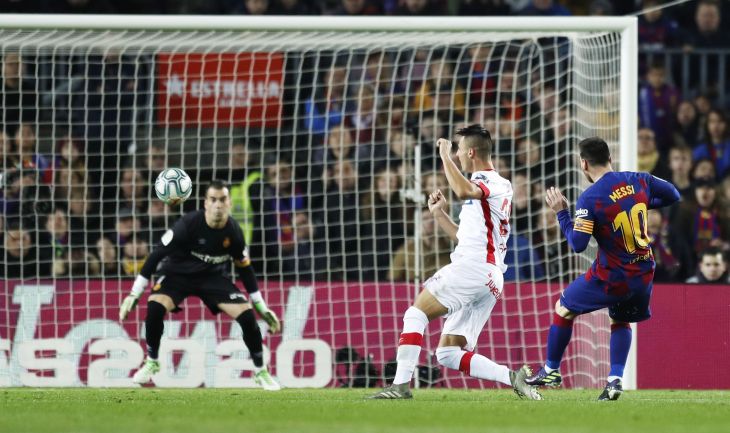 Один из голов Месси в матче против «Мальорки»