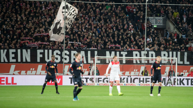 Фанаты «Фортуны» с баннером «Люби футбол, ненавидь Ред Булл»