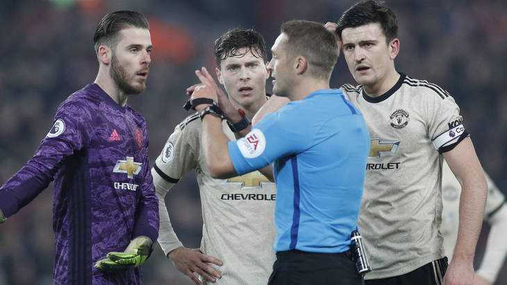 Футболисты «Манчестер Юнайтед» окружили арбитра