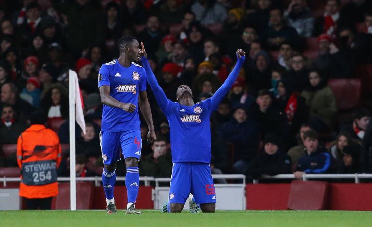 Сиссе празднует гол