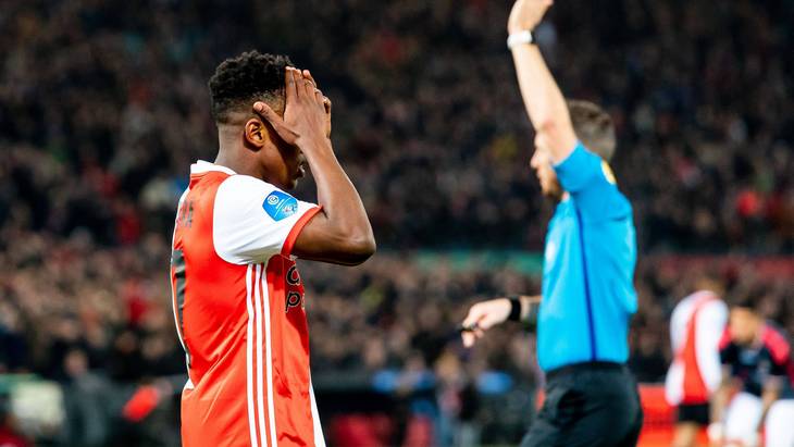 Судья фиксирует офсайд