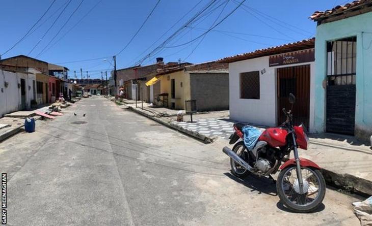 Дом Фирмино (справа покрашен в белый цвет) превратился в магазин по продаже хот-догов