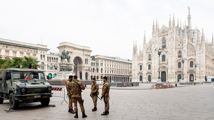Итальянская армия на Соборной площади в Милане