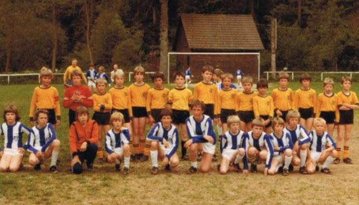 Клопп с капитанской повязкой в юношеской команде (слева во втором ряду)