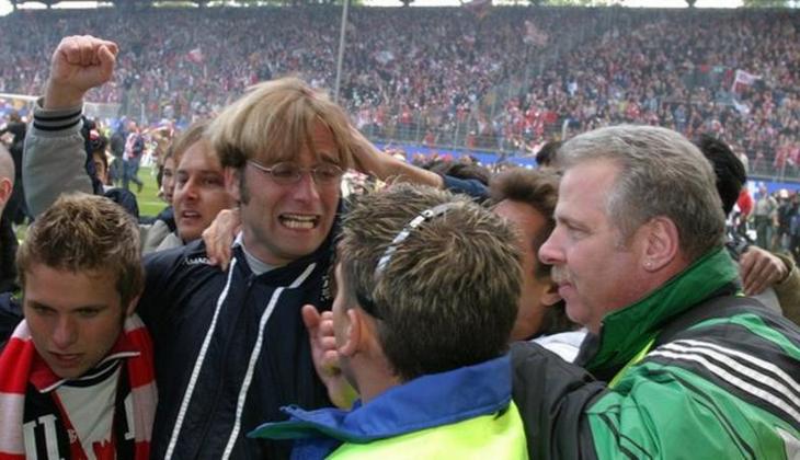 Клопп празднует первый в истории выход «Майнца» в Бундеслигу в 2004 году