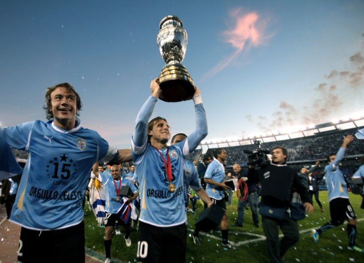 Диего Форлан с трофеем Копа Америка