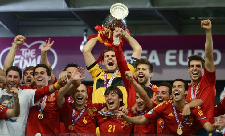 Касильяс с трофеем