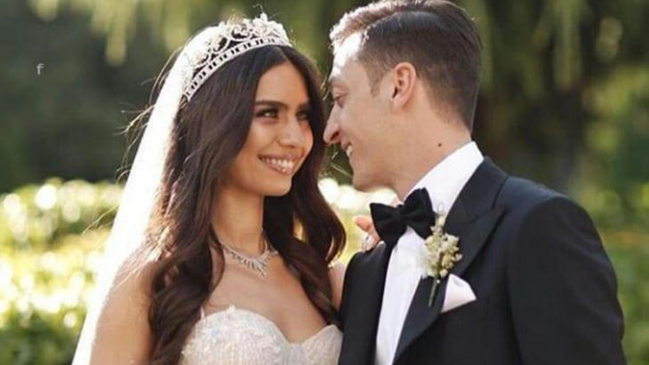 Месут Озил с женой