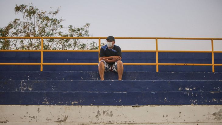 Болельщик наблюдает за матчем «Манагуа» и «Дириангена»