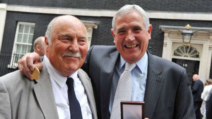 Норман Хантер  (справа)