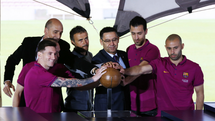 Хосеп Бартомеу и игроки «Барселоны»