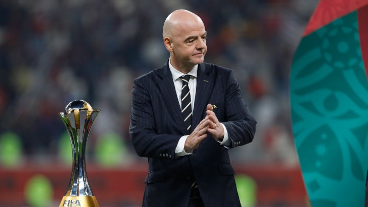 Джанни Инфантино с трофеем