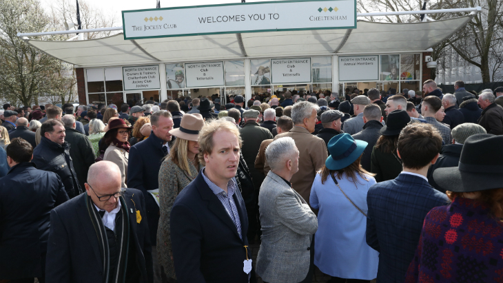 Публика идет на Челтнемский фестиваль скачек 