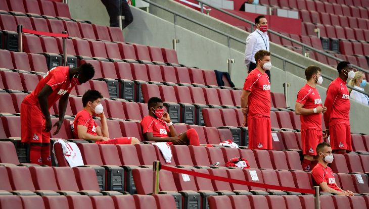 Маски и пустые трибуны — символы пандемии в футболе