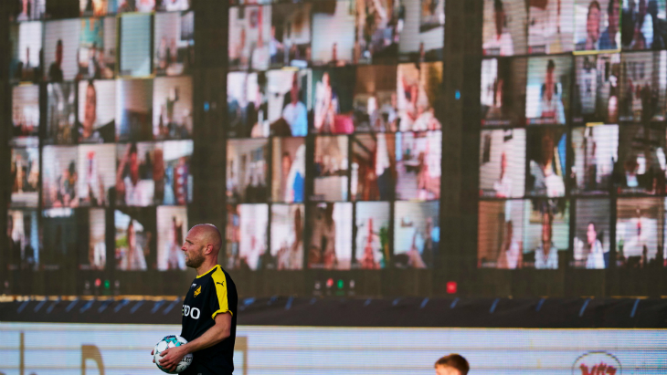 Тысячи болельщиков наблюдают за матчем