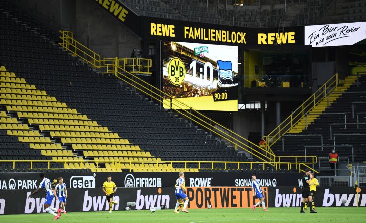 Пустые трибуны на матче Бундеслиги