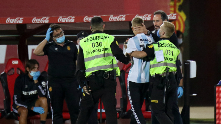 Болельщика уводят с поля