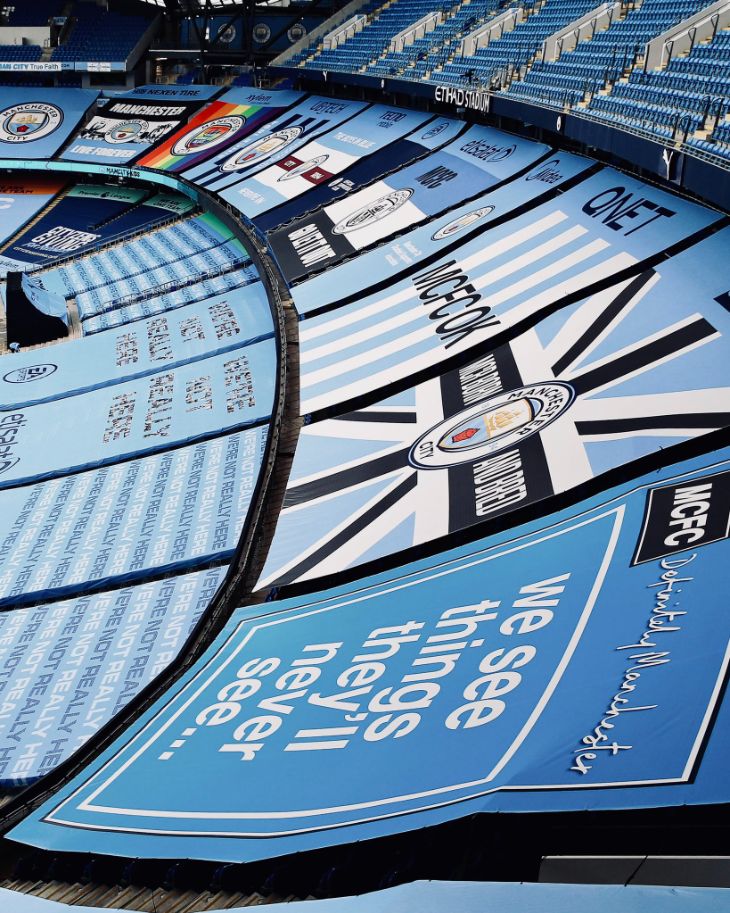 Трибуны были украшены баннерами